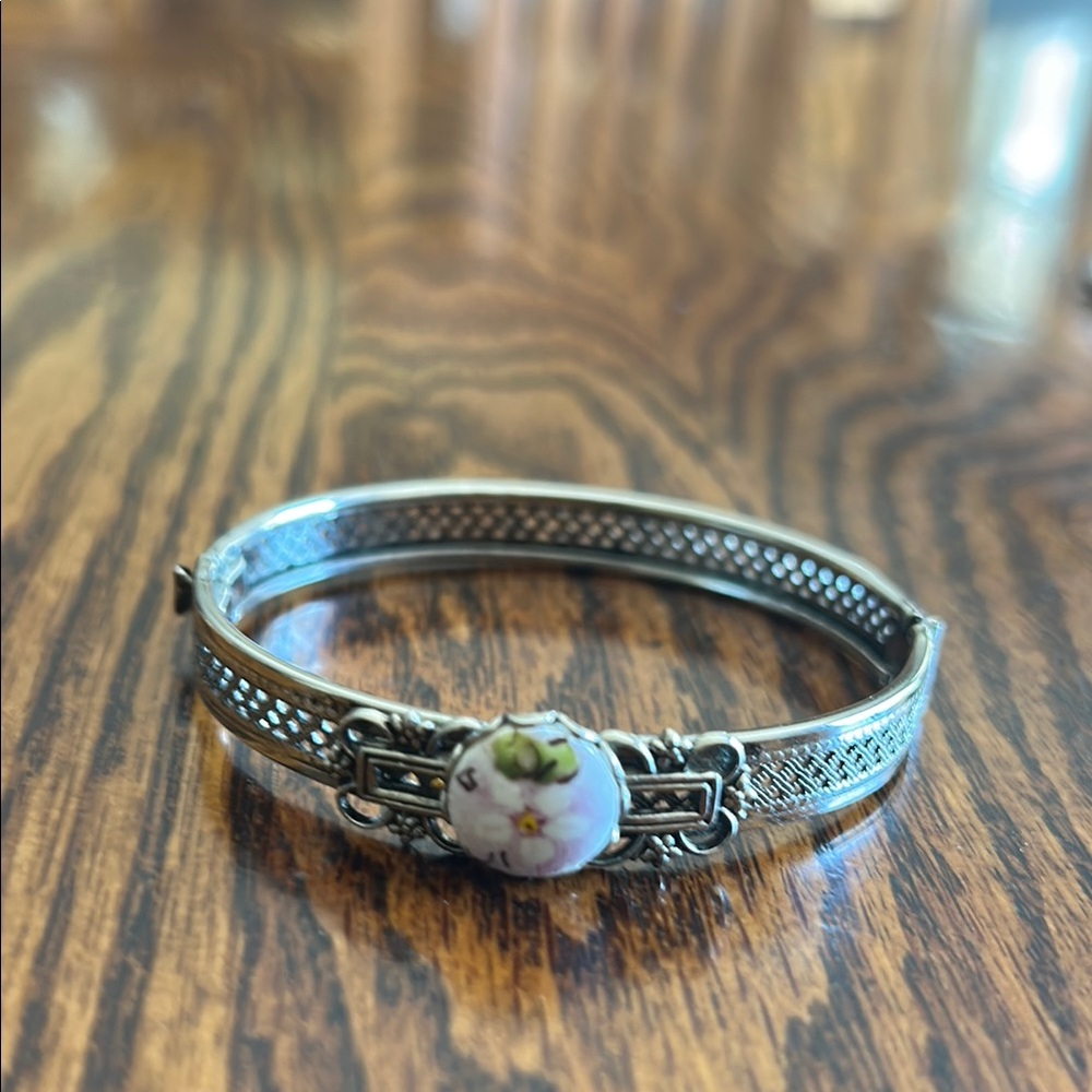 Elegant Silver bangle Bracelet with lattice pattern and white daisy jewel